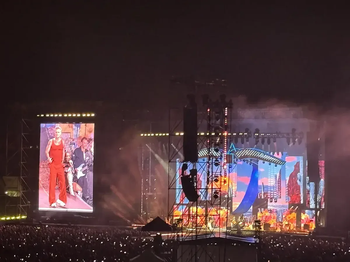 Роби Уилямс вдигна на крака 30 000. Поздрави националите ни