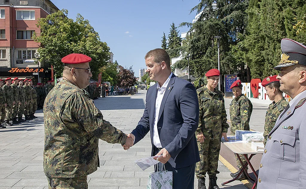 Кметът Живко Тодоров награди военнослужещи по случай празника на Втора Тунджанска механизирана бригада
