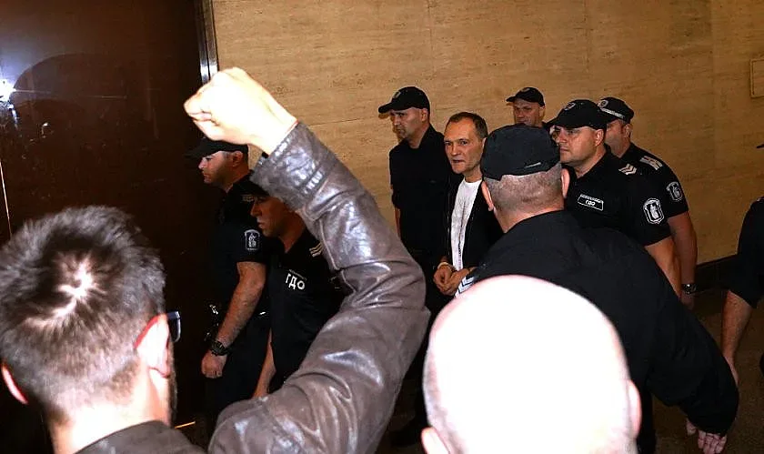 Изненада в съда! Гайда и овации за Божков СНИМКИ