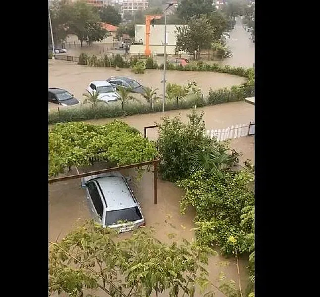 Воден кошмар и в Лозенец! Молят за евакуация