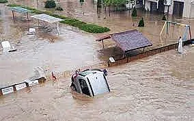 Под воя на сирените! Мъж заведе детето си на плаж