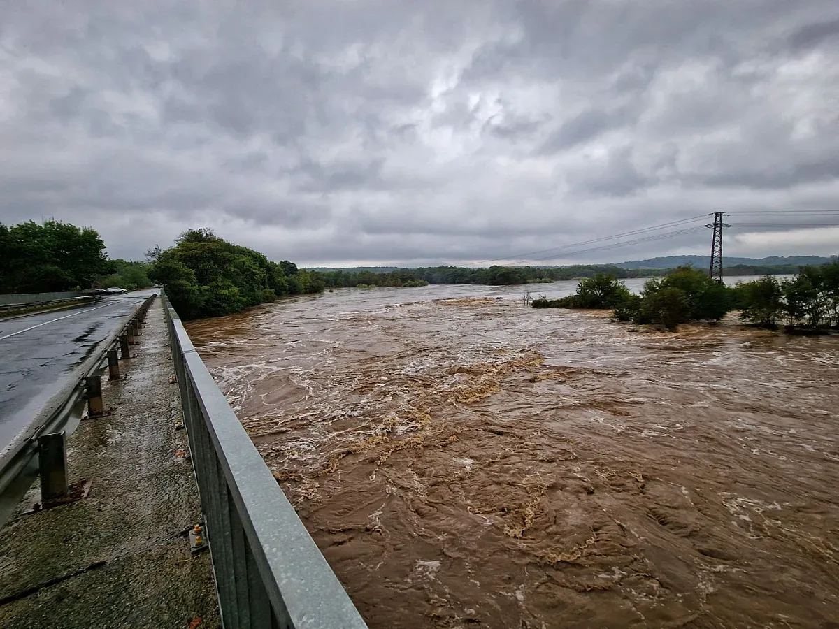 Мъж и жена загинали в наводнението, издирват се още двама