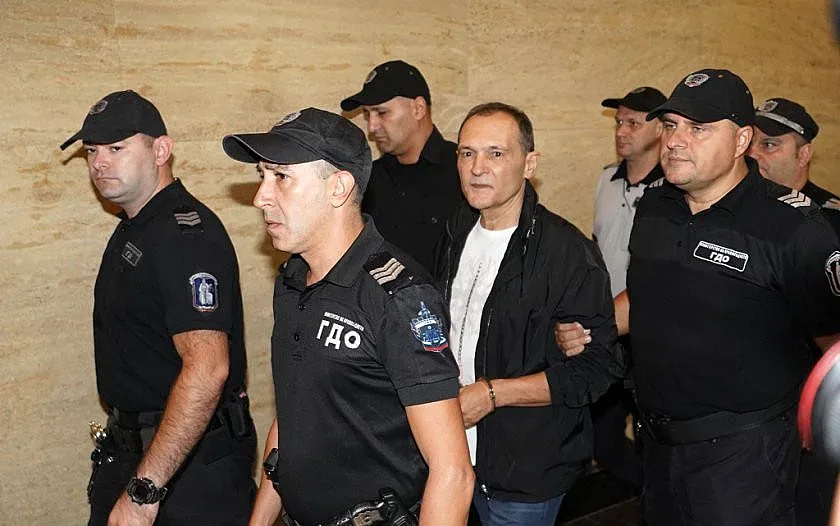 Божков доволен. Публично благодари