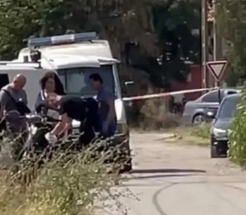 Невиждан екшън в Лехчево! Мъж стреля, пали и се барикадира, гъмжи от барети
