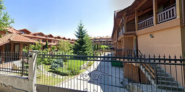 Уникална къща отиде на тезгяха. Уловката