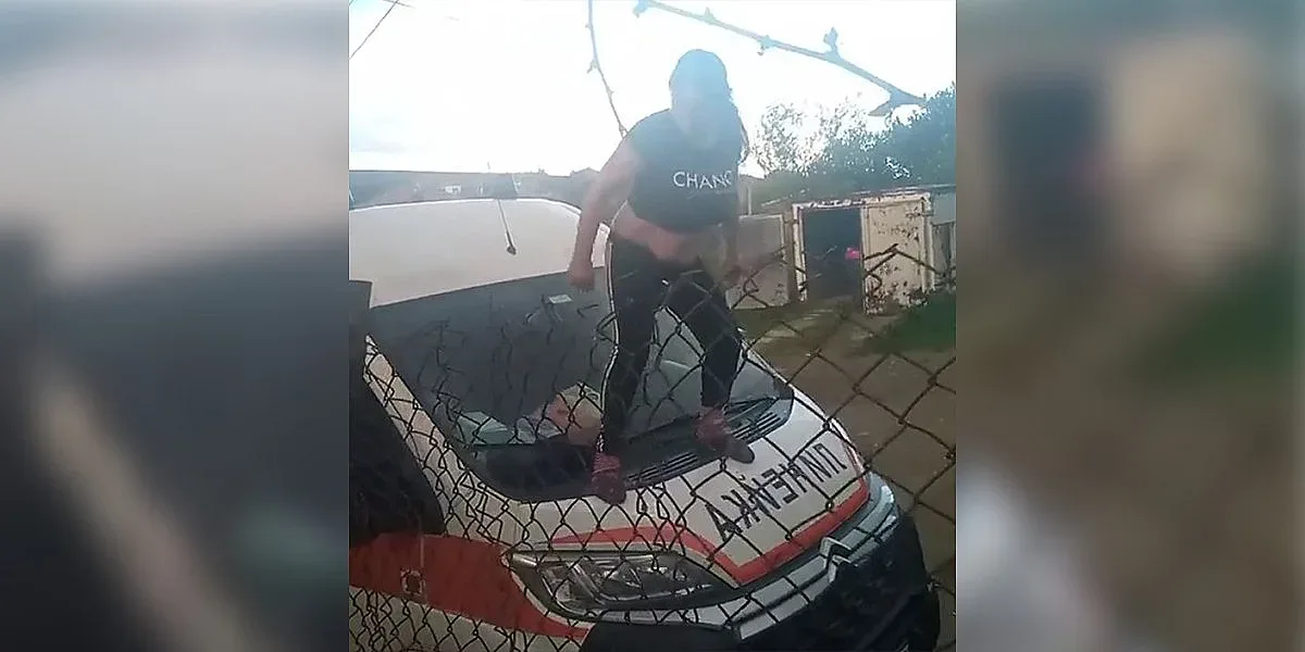 Жена игра кючек върху линейка докато спасяват човек (ВИДЕО)