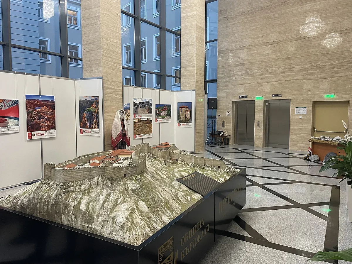 Бранд Родопи влезе в парламента. Уникална изложба