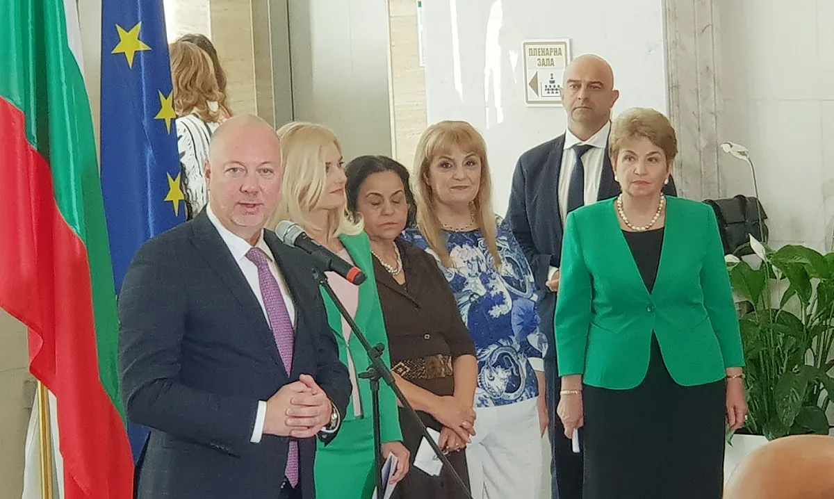 Уникално шоу за Бранд Родопи, каба гайди огласиха парламента