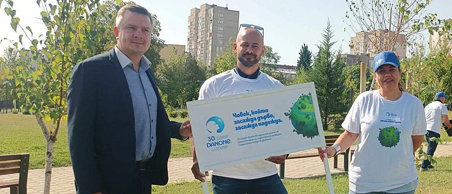 Брези и японски вишни красят южната част на парк „Артилерийски“