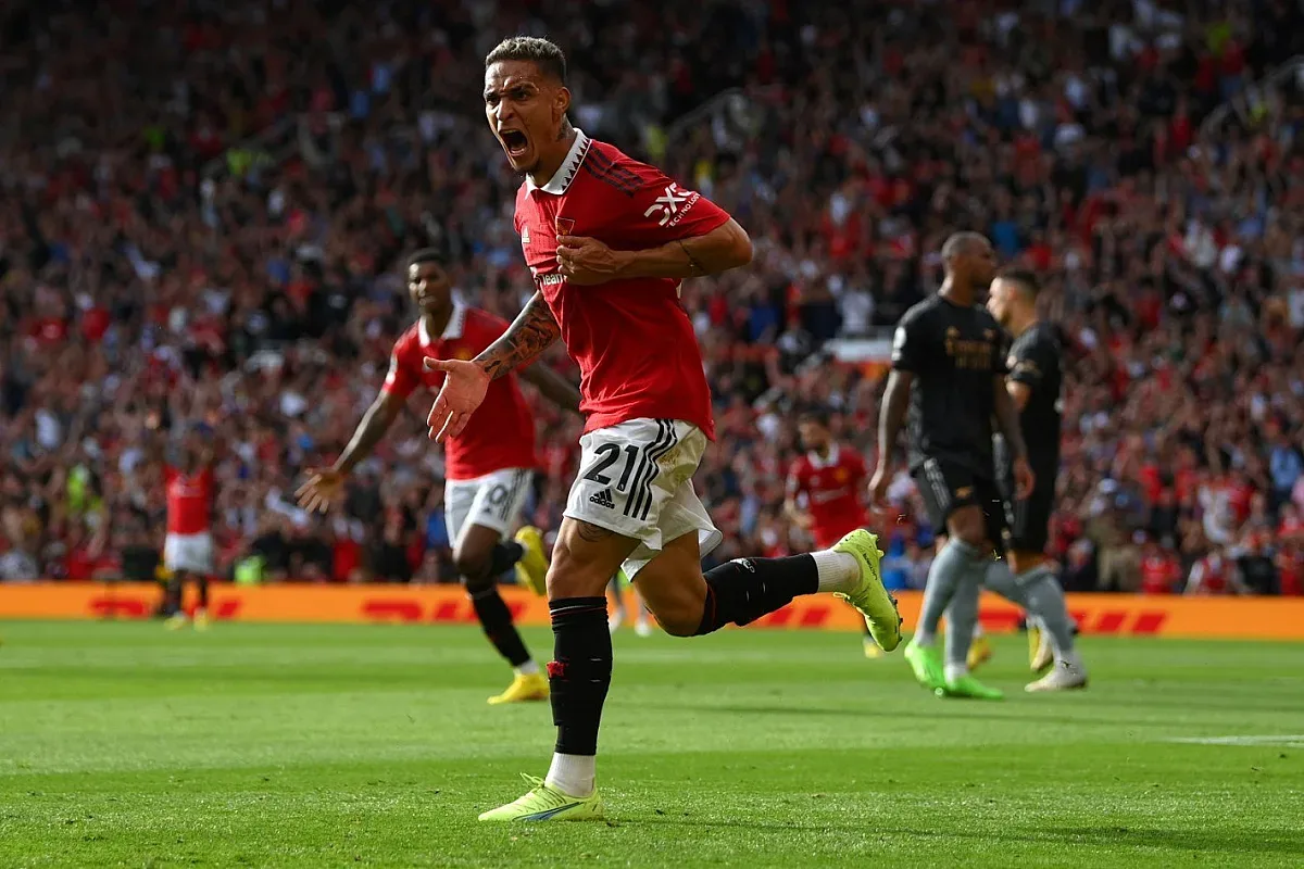 Цирк! Какво прави насилникът от Манчестър Юн