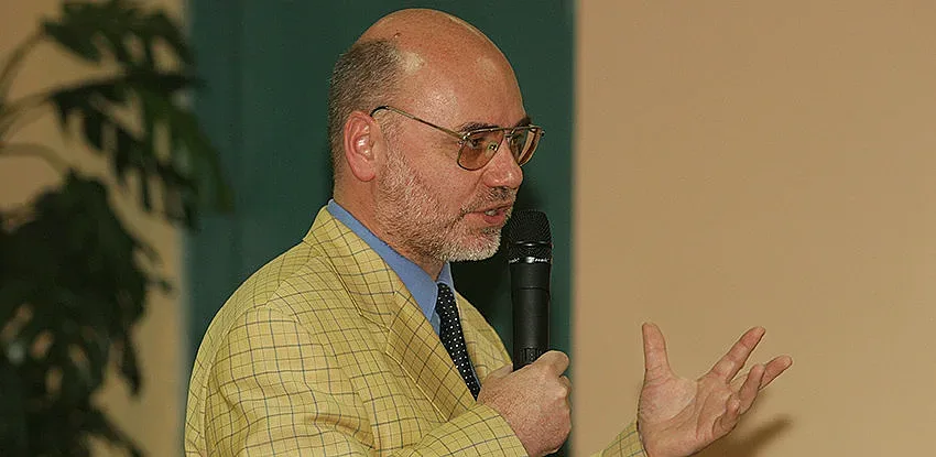 Чиновникът надви твореца във Факултета по журналистика