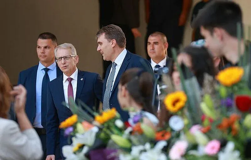 Денков просълзи собствената си гимназия в първия учебен ден