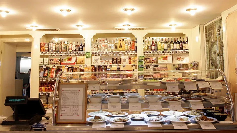 Депутатка поиска от Киселова да брои калориите в парламентарното кюфте