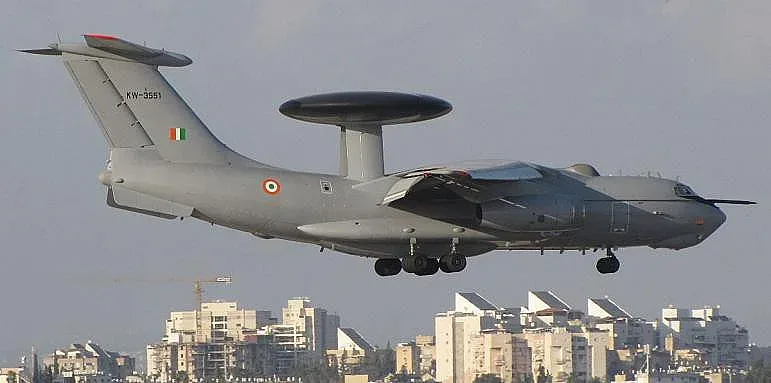 Нисколетящи самолети уплашиха хора в роден град