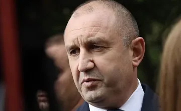 Президентът лети за Америка с две дами
