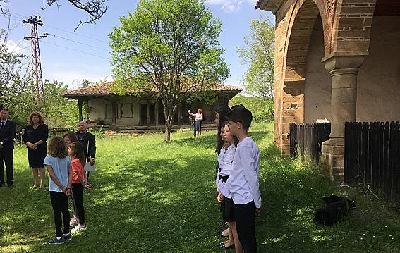 С физически или виртуални пари трябва да стартират първокласниците