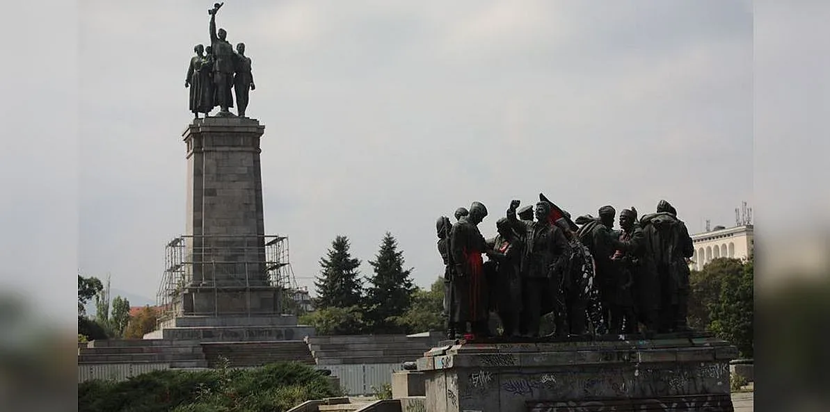 Строят скеле около Паметника на съветската армия. Почна ли се?