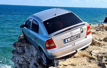 На ръба! Кола виси от скалите край Тюленово