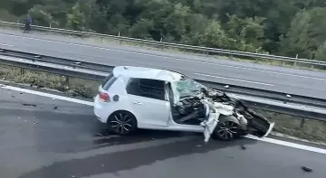 Нов ад на "Тракия"! Кола се размаза в мантинелата