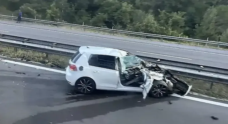 Нов ад на "Тракия"! Кола се размаза в мантинелата