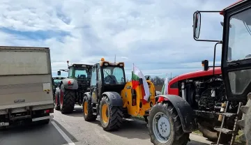 Трактори на границите. Зърнарите блокират държавата