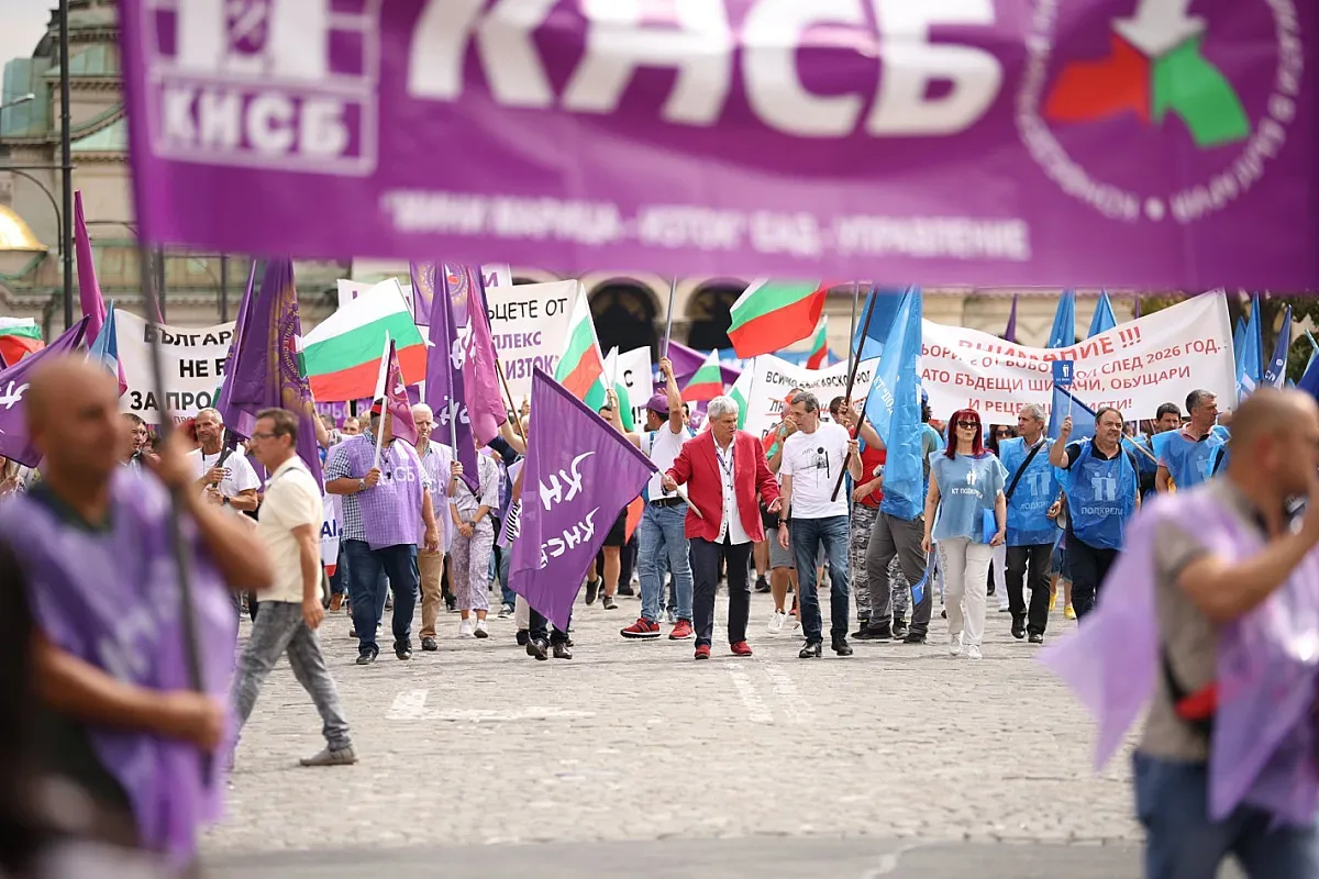 Миньорите с тежки искания към властта, преговарят лично с Денков