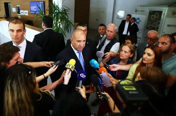 Радев дръпна критика към властта за протестите, но даде и съвет