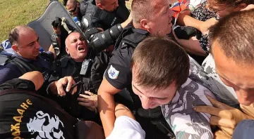 Бой на протеста на "Възраждане"! Полицията се намеси с щитове