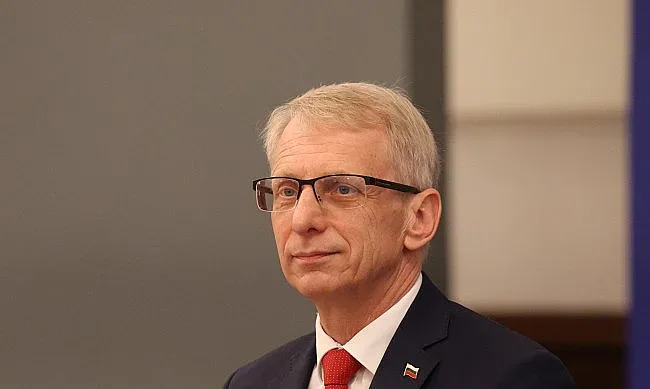 Напрежение. Денков отвърна на Радев и Йотова