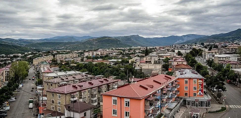 Азербайджан контролира Нагорни Карабах, арменци палят къщи