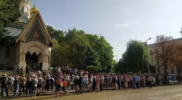 Бъркотия пред Руската църква, полицията затвори булевард