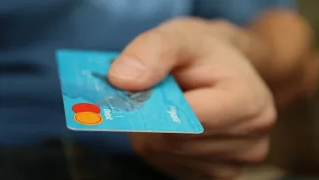 Удар по джоба. Банките вдигат таксите за най-използваните услуги