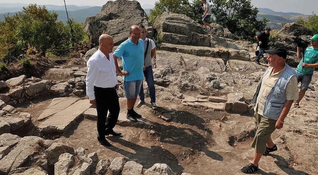 Наши археолози откриха древен храм край светилище на Орфей