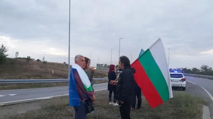 Блокадите започнаха. Гневни миньори на пътя