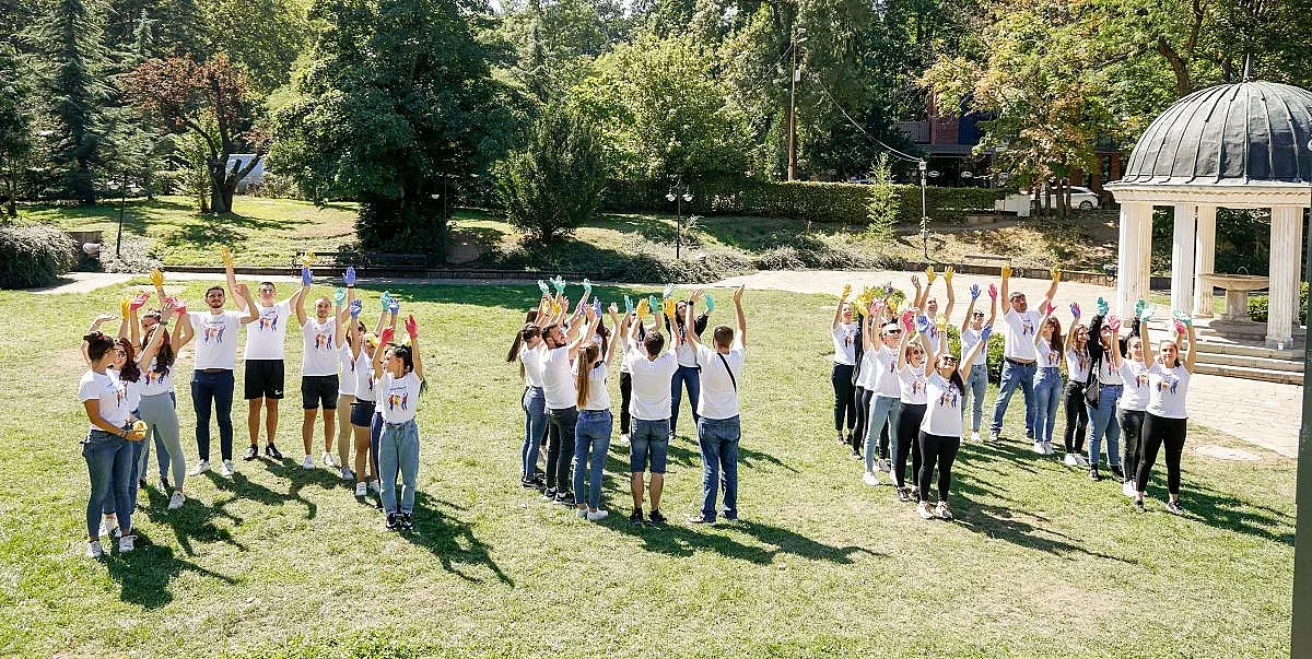 Стажанти и ментори от Лятната стажантска програма на Vivacom участваха в доброволческа акция в гр. Банкя