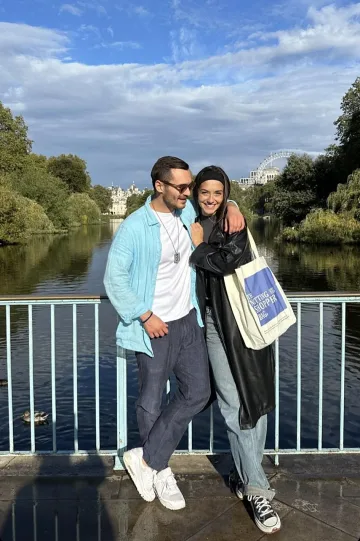 Горещото пътуване на нова звездна двойка (СНИМКИ)