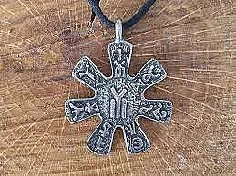 Тайната на тези шест различни амулета