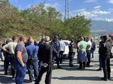 Екшън на АМ Струма! Румънец побърка протестиращите