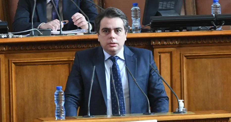 Гръм! Колко пари дава Василев на напуснали работа