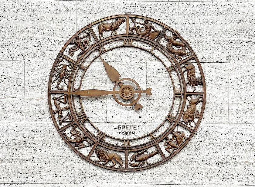 Хороскоп: Неспокоен ден за девите, везните избират да работят