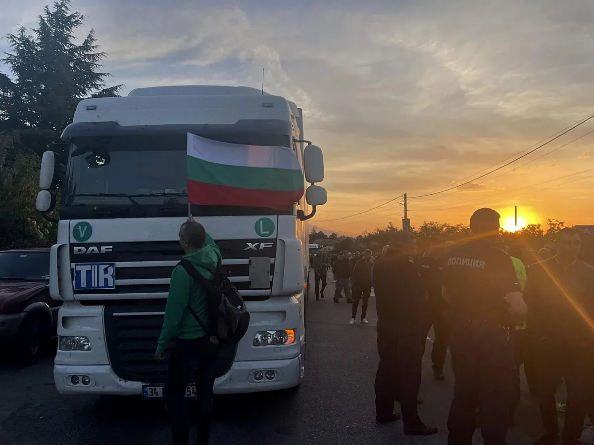 Миньорите продължават с протестите, блокадите остават