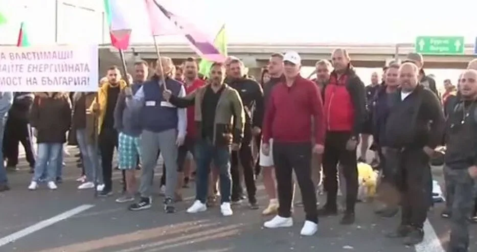 Напрежение! Вдигнаха червен картон на Радев