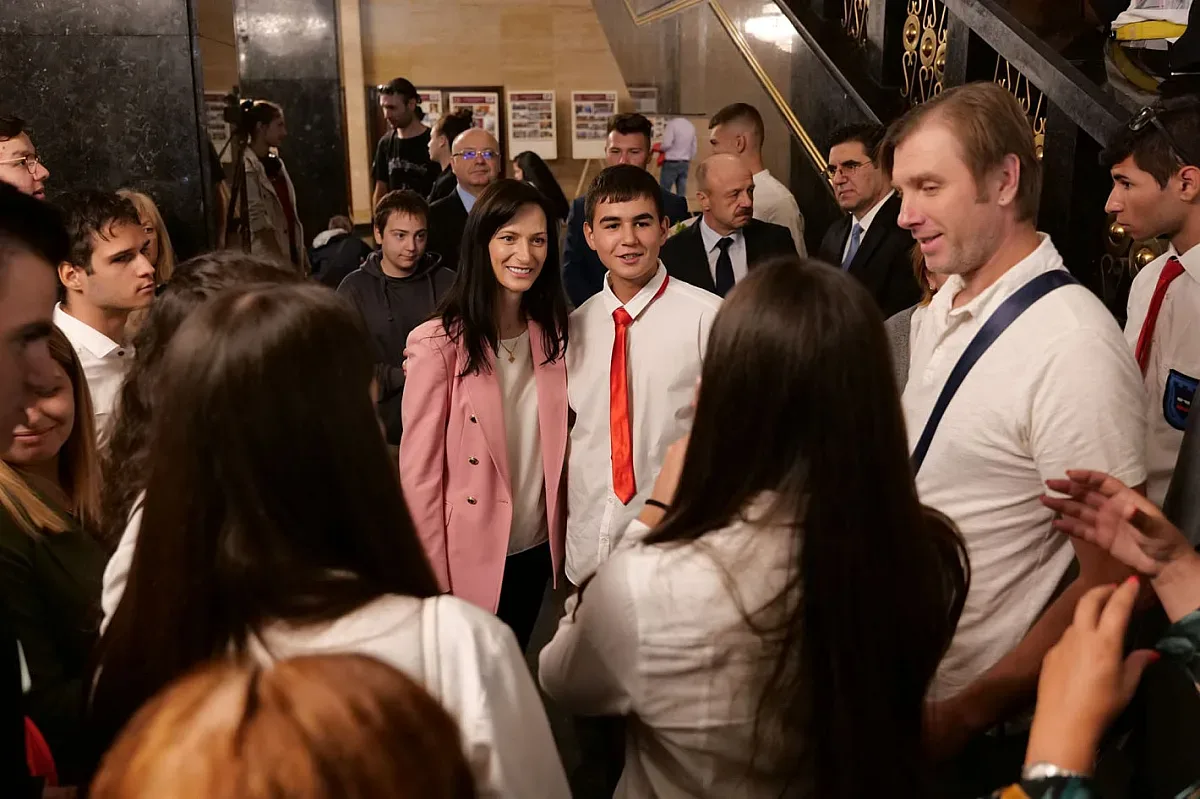 Невиждано в МВнР. Стотици на опашка за селфи с Габриел