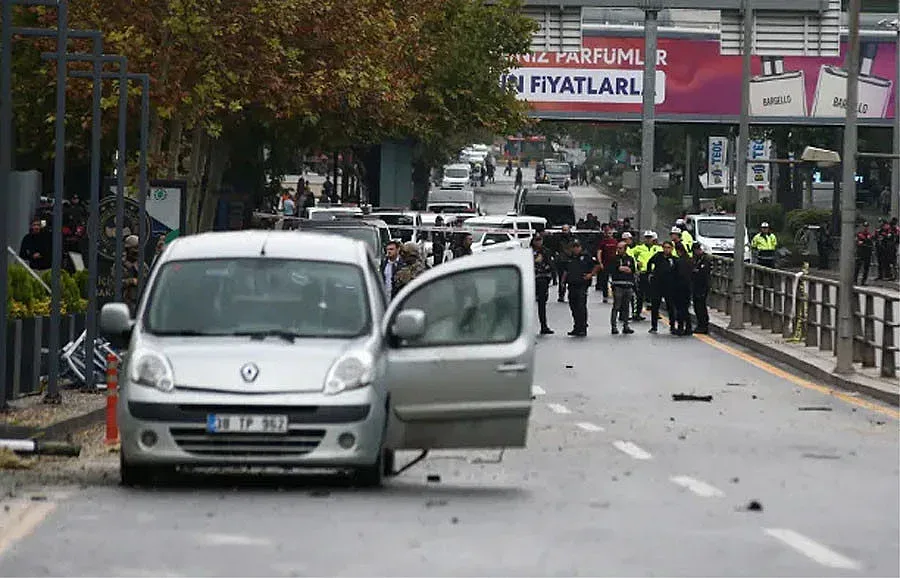 Терор в Анкара! Мощна експлозия, хвърчат линейки и полиция