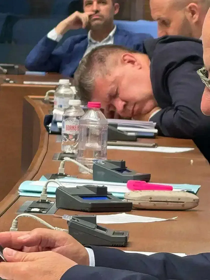 Депутат втрещи мрежата. Хванаха го в стряскащи пози