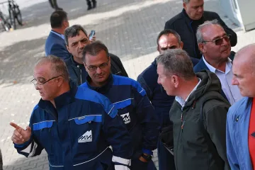 Пожар на срещата с протестиращите! Разменят се обиди