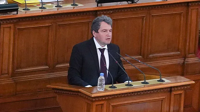 Огромен цирк в парламента! Как нарекоха Кирил Петков