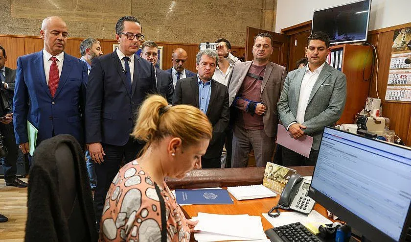 Опозицията внесе вота на недоверие, гласуват го другия петък