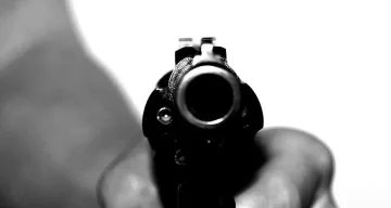 Шок в училище! 16-годишен плаши с пистолет в клас