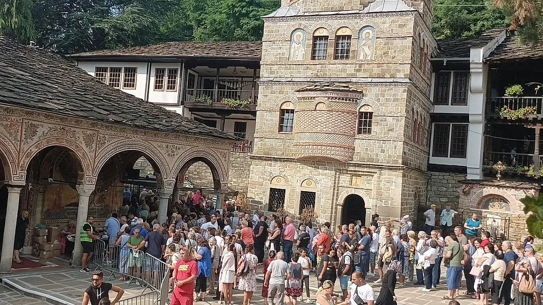 Тапа от поклонници в Троянския манастир! Чудо в светата обител